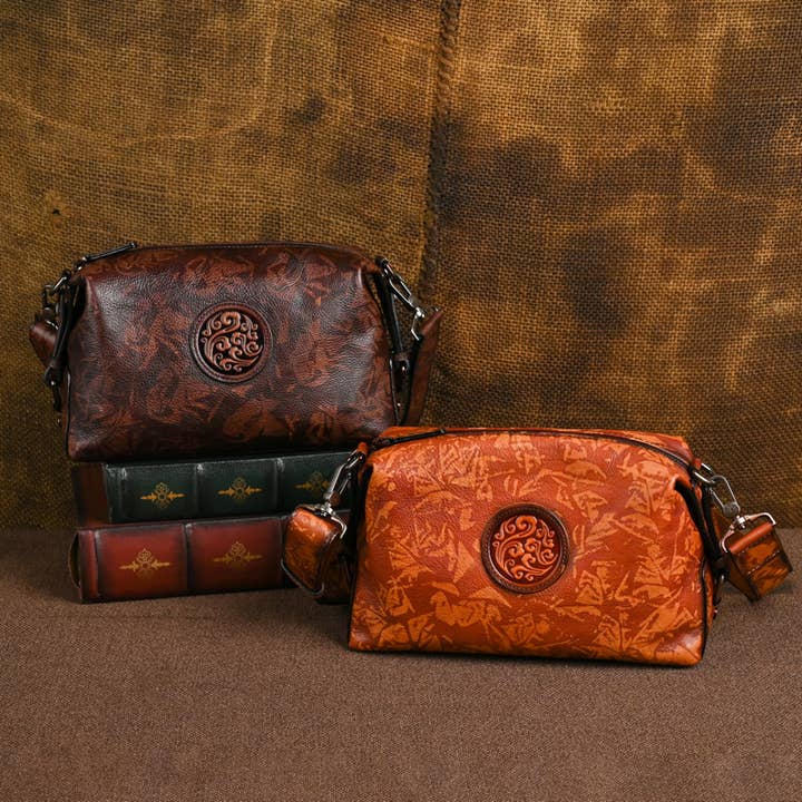 Sac bandoulière en cuir embossé avec médaillon décoratif pour la vente par Modenaire