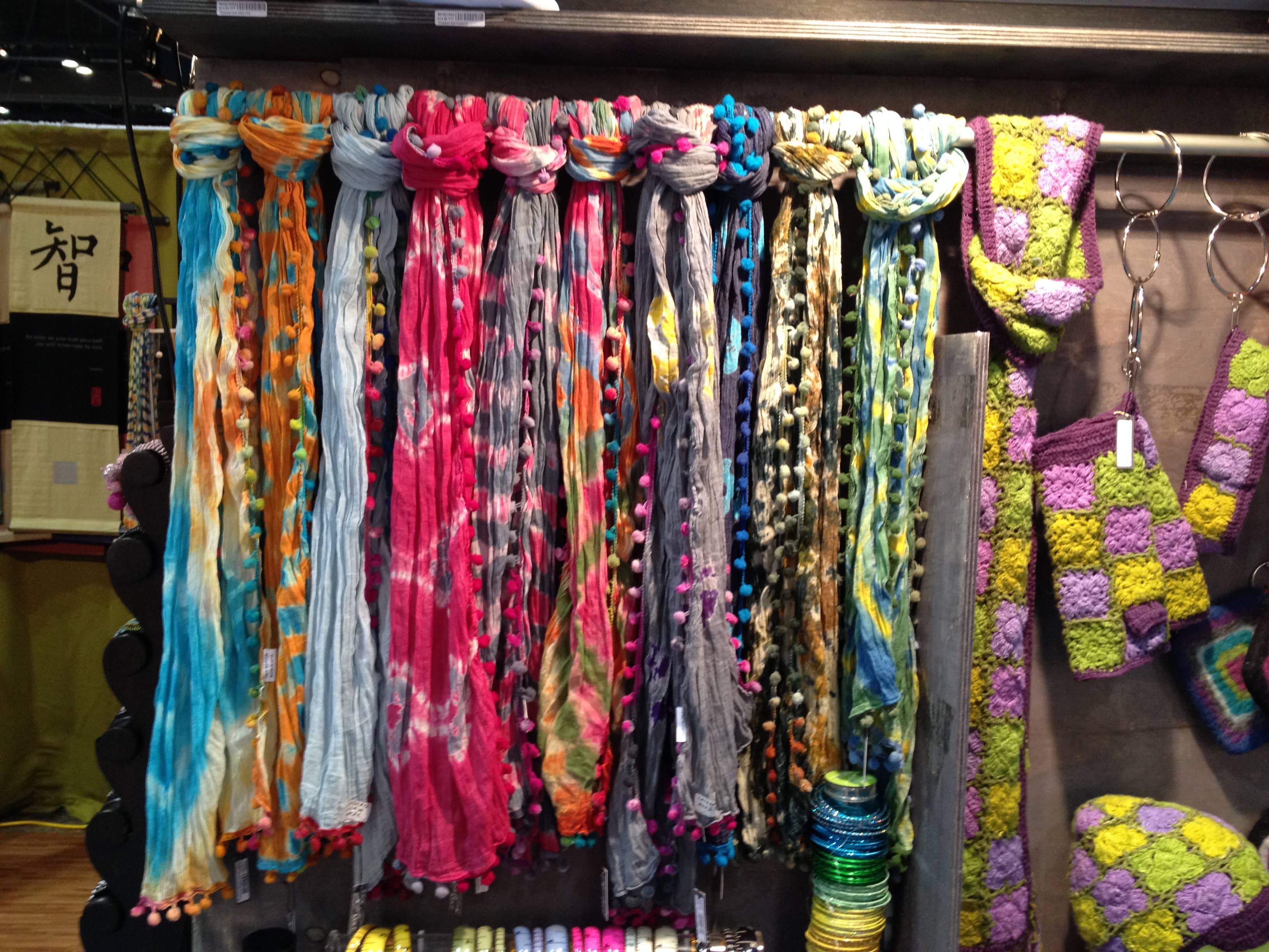 Erik & Mike – Engroshandel Tørklæde - Dame – Sommer Batik 100% Bomuldstørklæde med pom pom kant i pink og grå2