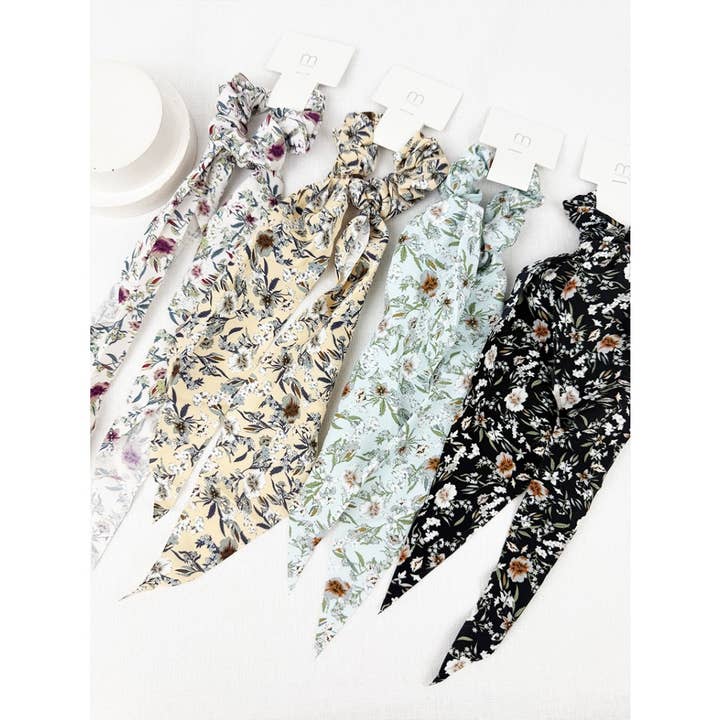 Chouchou à longue queue florale en ton doux pour la vente par Love and Repeat