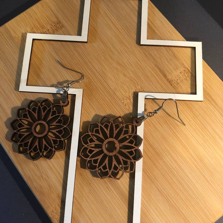 Sapele Trä Mandala Örhängen för wholesale av Harpazo Design