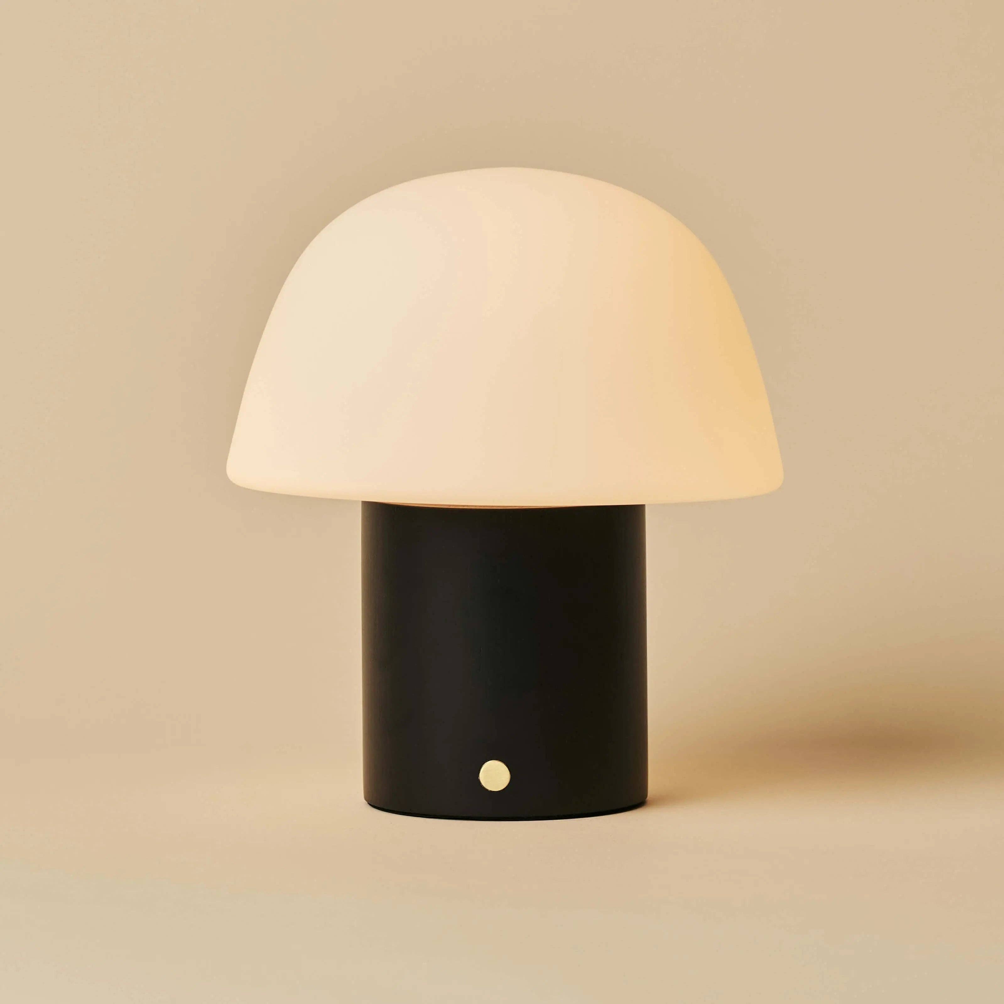 Tavellio – wholesale Accent-/skrivbordslampa – Yannick Svart Sladdlös Bordslampa | Modern, Batteridriven & Hållbar Design10