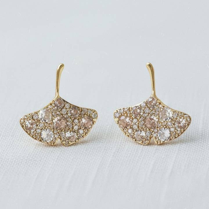 Orecchini a perno vintage con foglia di ginkgo in zircone per la vendita all'ingrosso da parte di Ellemadera