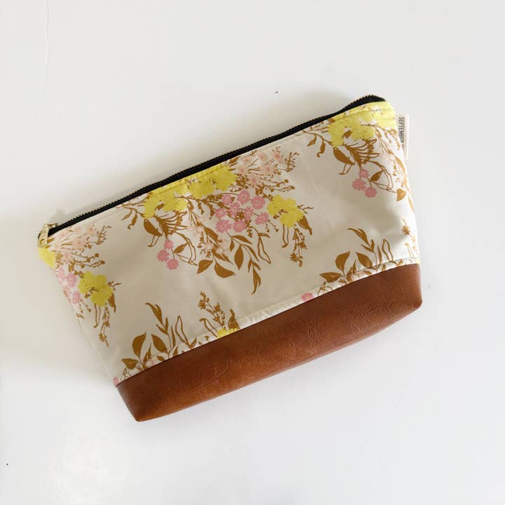 September Skye Bags & Accessories - Vendita all'ingrosso Borsa per trucchi/cosmetici - Borsa per il trucco in un prato fiorito primaverile