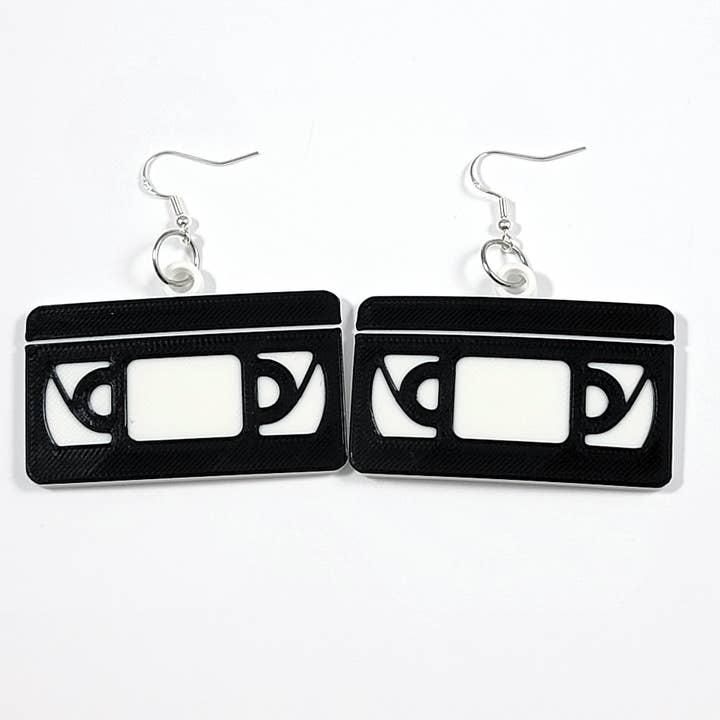 Orecchini con nastro VHS stampati in 3D per la vendita all'ingrosso da parte di Printy Vibes