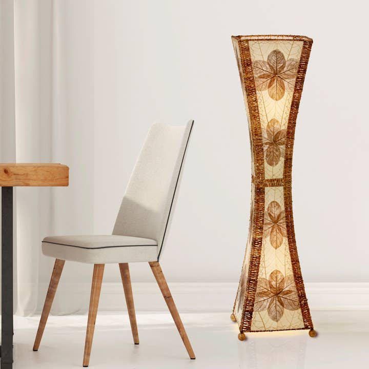 Grande lampe Hourglass Natural, abat-jour en feuilles de jacquier pour la vente par Eangee Home Design