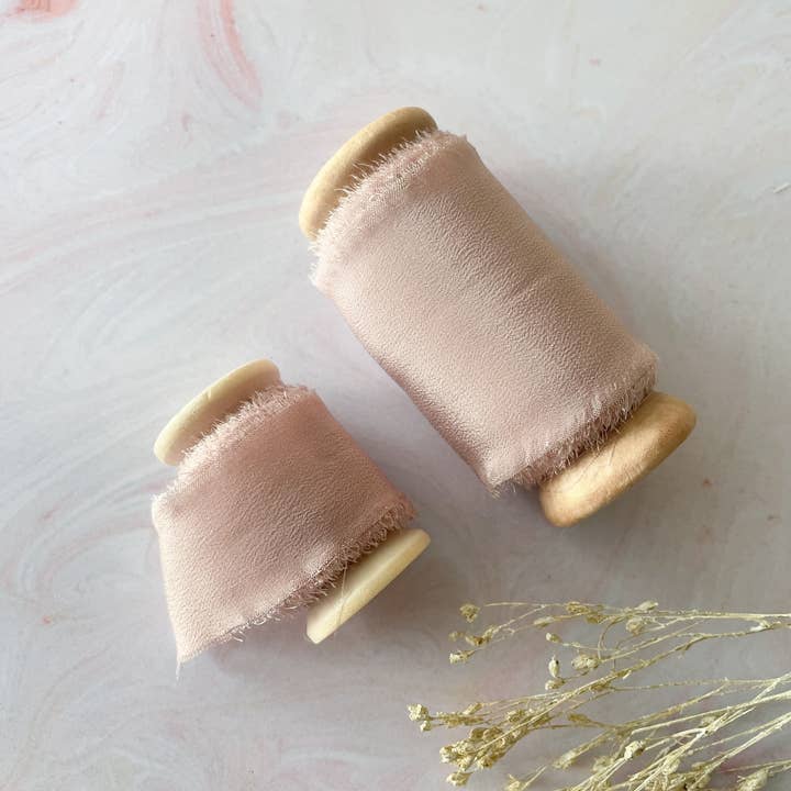 The Natural Paper Company - Vente Ruban – emballage cadeau - Ruban en soie nude blush | Ruban en soie à bord brut sur bobine en bois