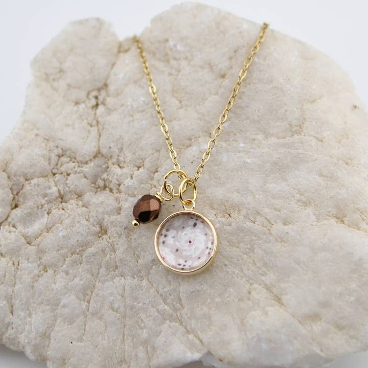 Collier Vintage Papier Peint Crème et Marron Floral pour la vente par Jennifer Dahl Designs LLC