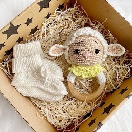 Baby Lammerangle og Håndlavet Støvlesæt Gaveæske for engroshandel hos THE CROCHET DOLLS LIMITED