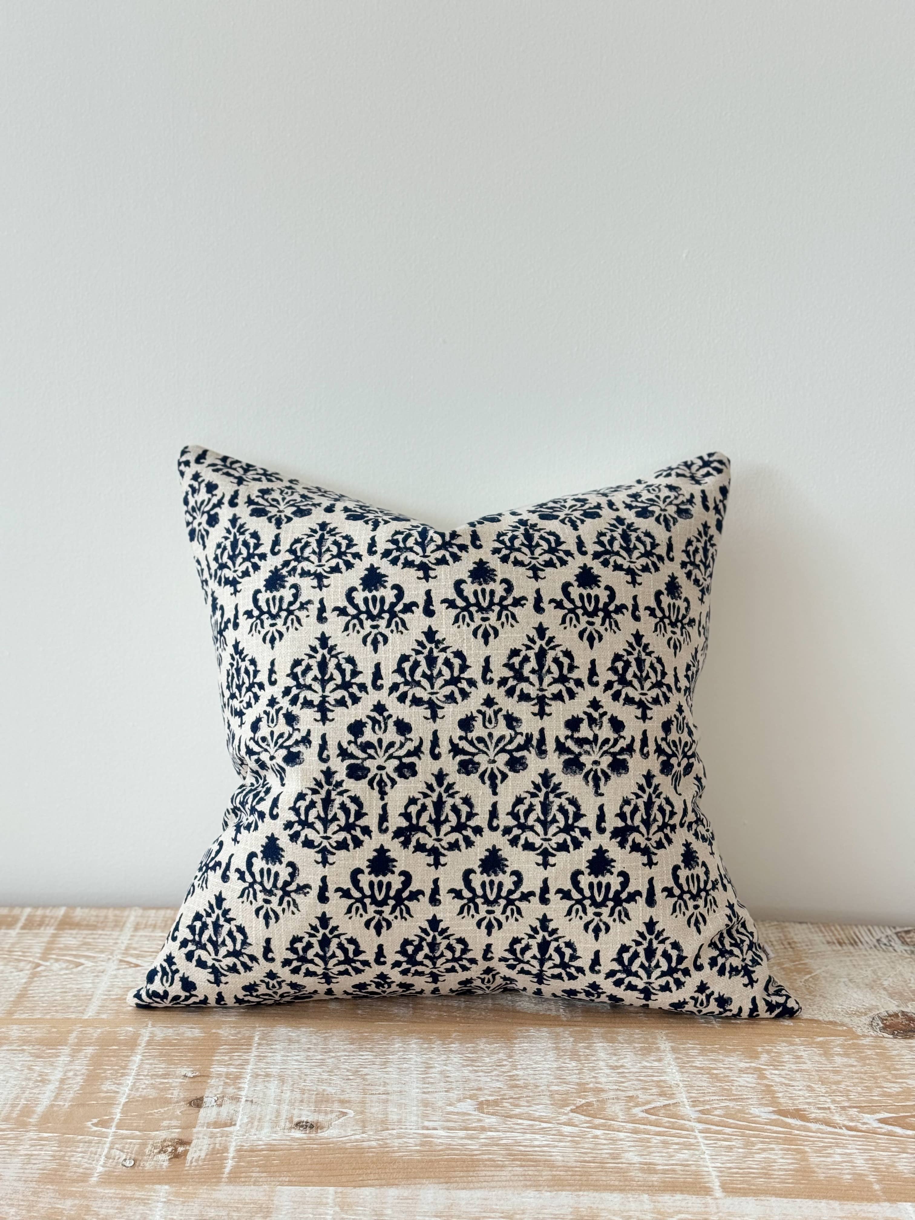 Ellenvale Trade – Engroshandel Pyntepudebetræk – Ivy Navy Print Pudebetræk 45 x 45 - 100% Bomuldsbetræk1