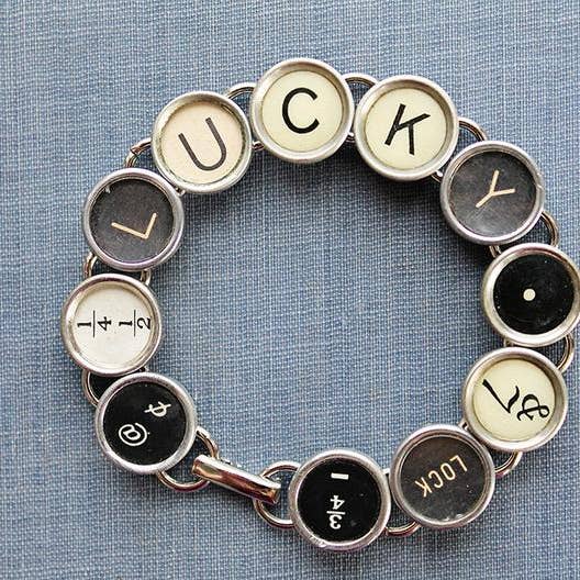 Lucky skrivemaskine nøgle armbånd for engroshandel hos Joy Sparks Designs