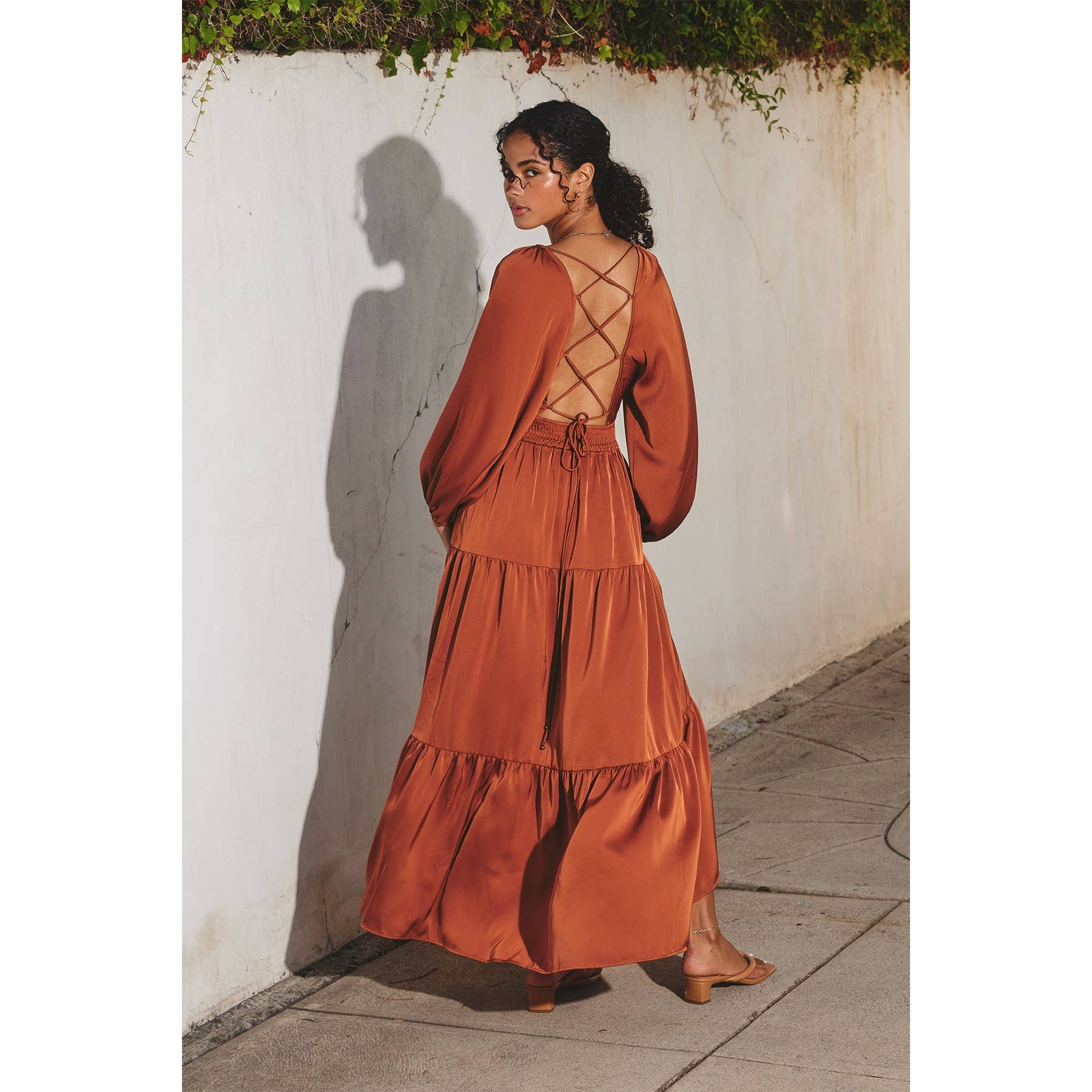 Dress Forum - Vente Robe – femme - Robe longue en satin à taille smockée5