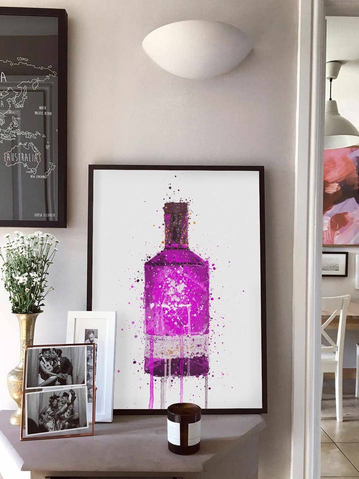 Impression murale en forme de bouteille de gin « Magenta » pour la vente par We Love Prints