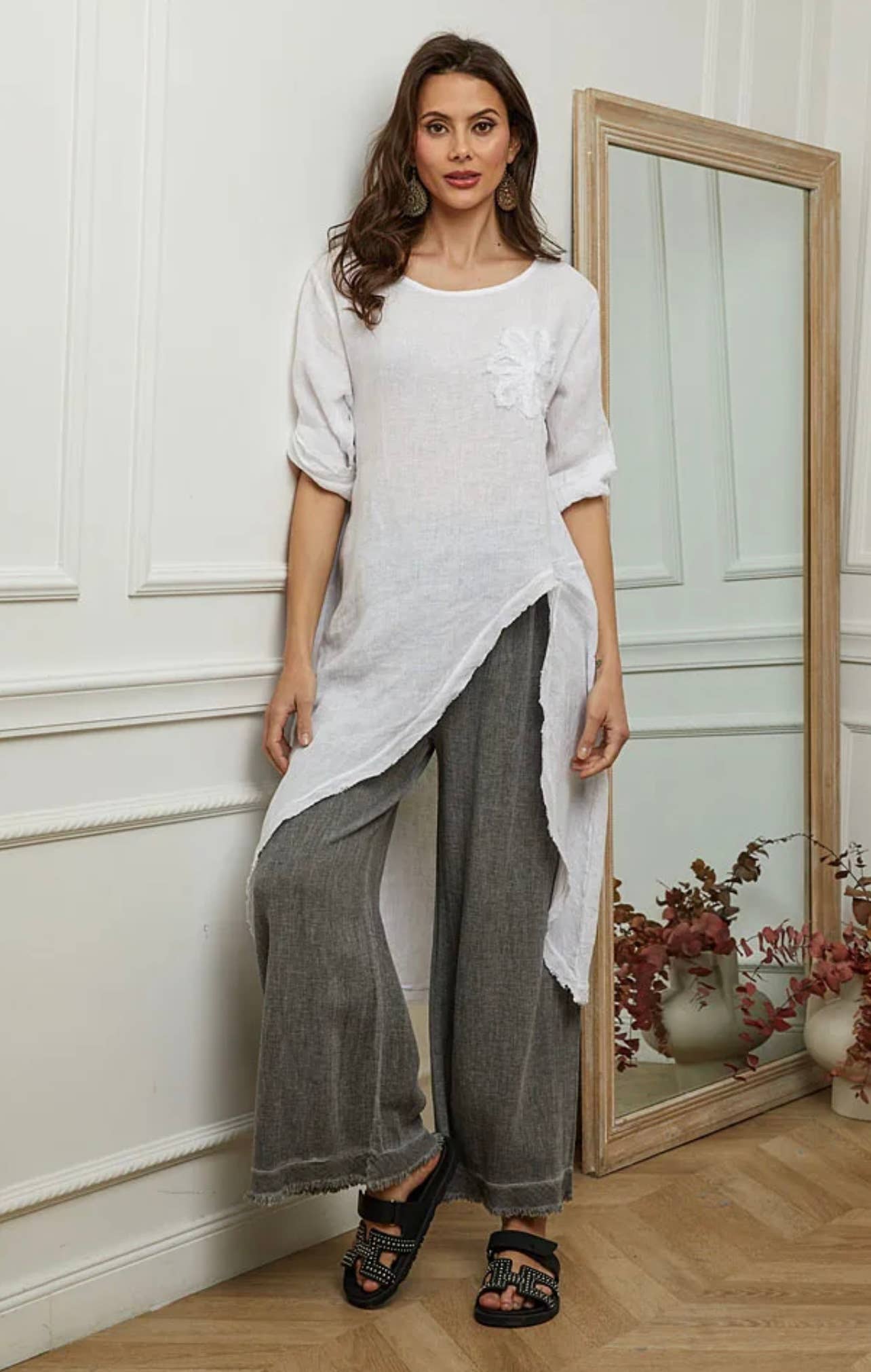 LÉA & LUC – Großhandel Kleid – Damen – 100 % Leinenkleid mit Blumenmotiv auf der linken Brust, REF. 724819