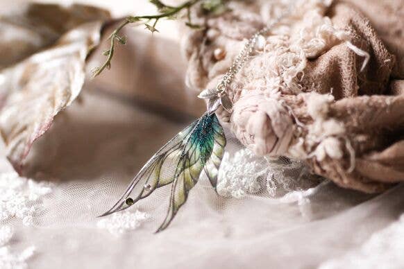 Faërie – Großhandel Kette mit Anhänger/Charm – Vine Fairy – feine Halskette mit drei Feenflügeln in Pfauenblau und Grün0