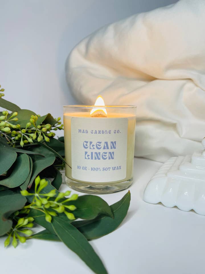 Candela di soia Clean Linen - Barattolo di vetro da 10 once e stoppino in legno per la vendita all'ingrosso da parte di Mad Candle Co.