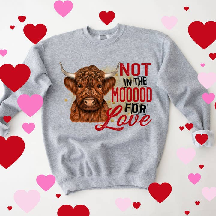 Sweat-shirt graphique anti-Saint-Valentin « Not In The Mooood For Love » pour la vente par Londas Trendy Tees