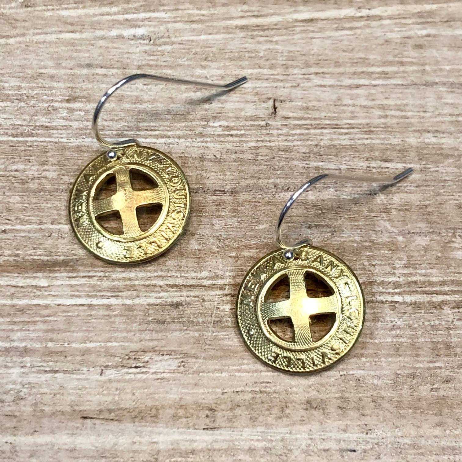 Lorraine Frances Jewelry – wholesale Hängande örhängen – Vintage Token Örhänge0