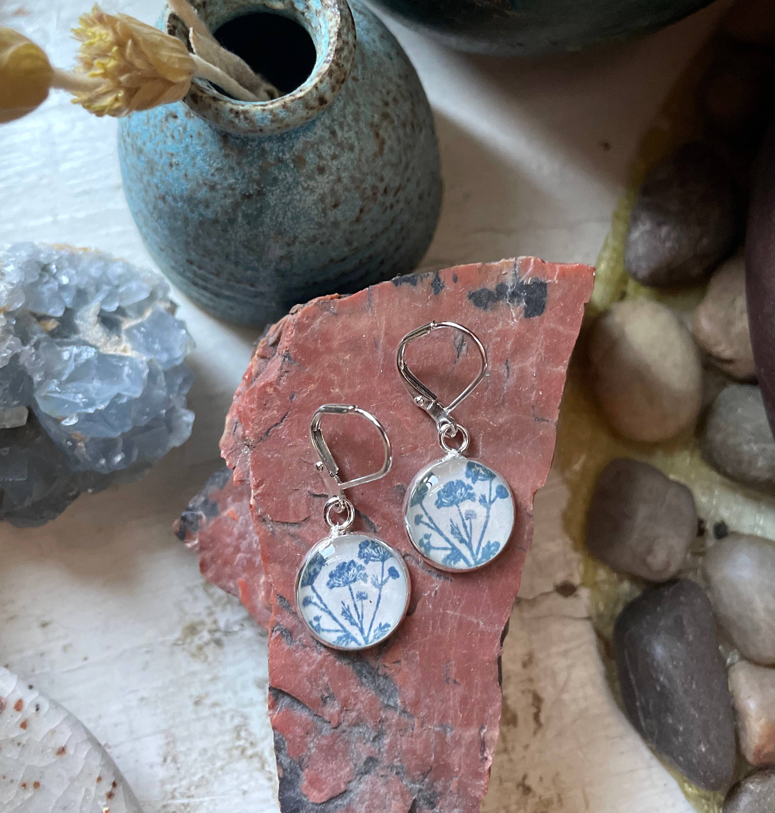 joeyfivecents - Vente Boucles d'oreilles pendantes - Boucles d'oreilles pendantes estampées à la main - plantes bleues, champignons, abeilles3