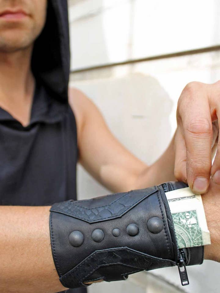 Fem och Diamantpil Manschett - läder för wholesale av Five and Diamond