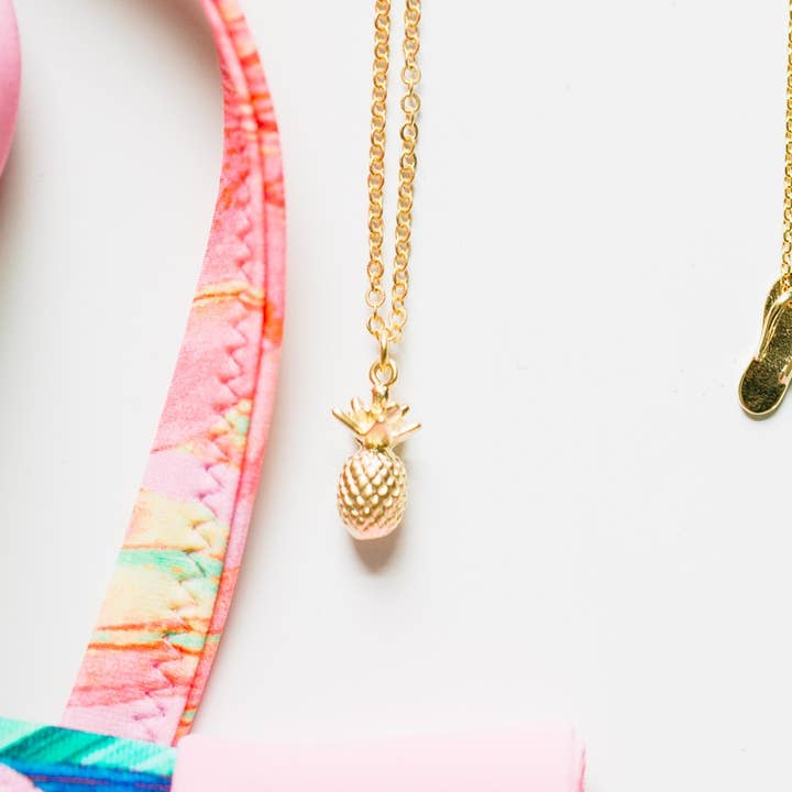 Rebecca Accessories LLC – wholesale Hänge-/berlockhalsband – Ananas Charm Fruktmat hänge Halsband Guld Silver