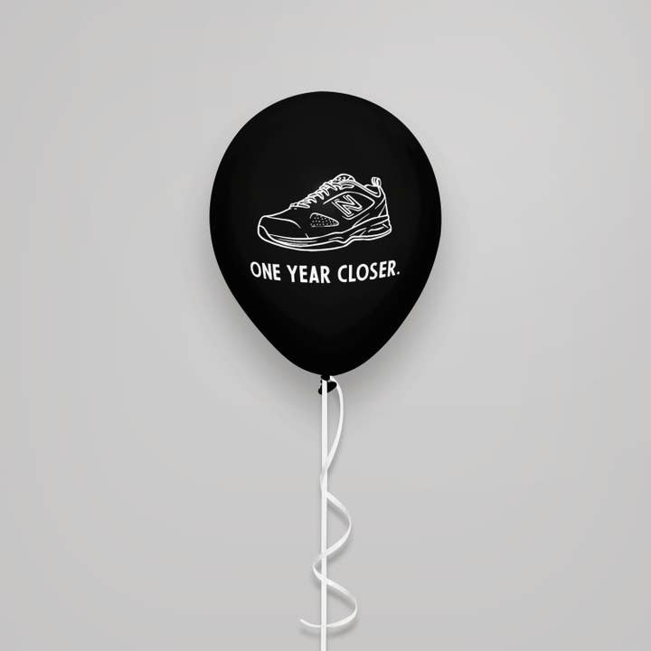 Ein Jahr näher Ballon | Lustiges Geburtstagsgeschenk | Getting Old Birthday | Gag Geschenk | Alter AF | Party-Luftballons | Lustige Luftballons | Papa Schuhe für den Großhandel von Very Pun Stuff