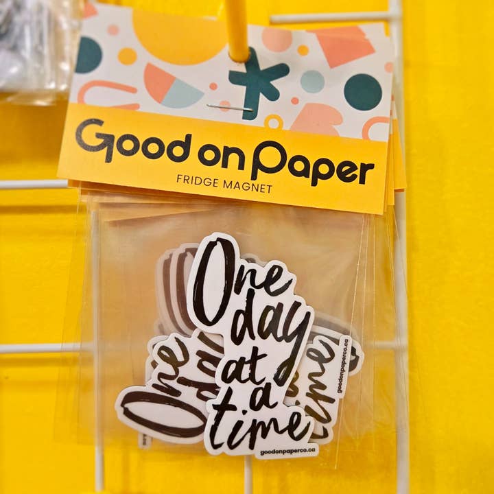 Un día a la vez | Imán de nevera para venta al por mayor de Good on Paper