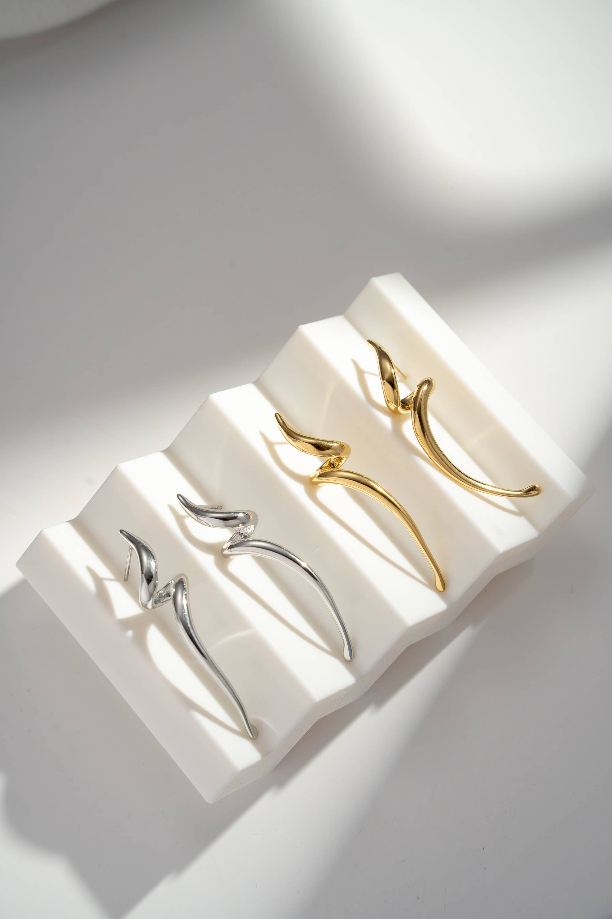 COSMOS – Großhandel Ohrhänger – Ohrring aus Edelstahl mit fließendem skulpturalem Design0