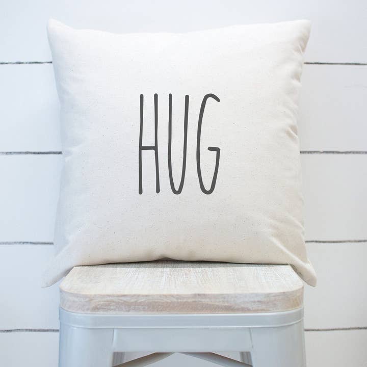 Housse d'oreiller Hug Décor d'oreiller Saint Valentin pour la vente par Rising Tide Vintage