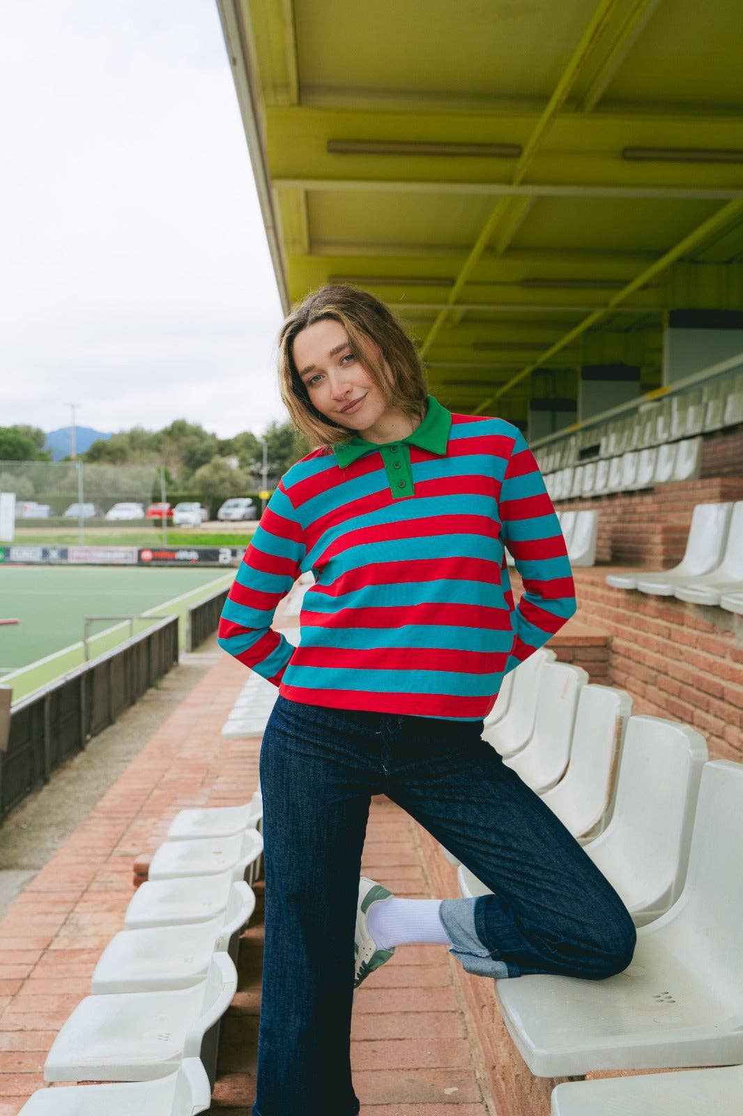 MindTraveler – Großhandel Poloshirt – Damen – Rotes und aquamarin gestreiftes Polo mit grünem Kragen3