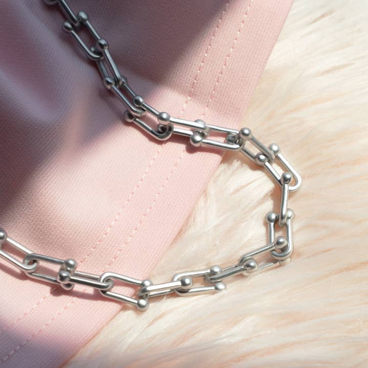 The Sis Kiss - Wholesale Link & Chain Necklace - Graduated Chain Link Necklace in Matte Silver2
