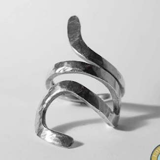 Bague serpent martelée pour la vente par Loubeerox