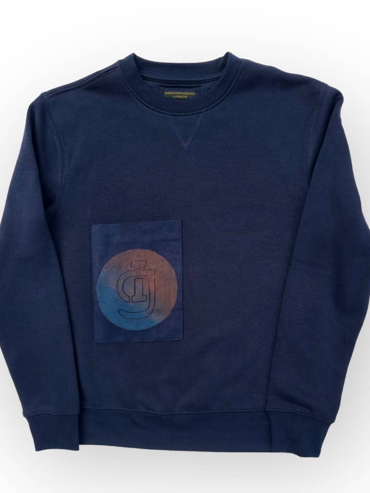 Sweat-shirt bleu marine avec poche en suédine et logo Muśe pour la vente par Impromptu Musé