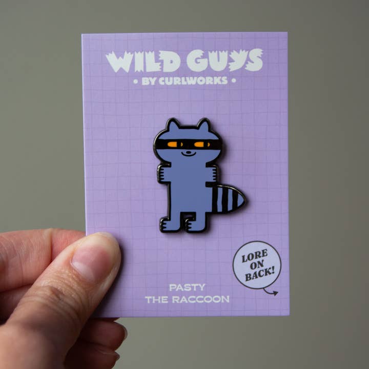 Pasty De Wasbeer - Wild Guys Enamel Pin voor wholesale door Curlworks