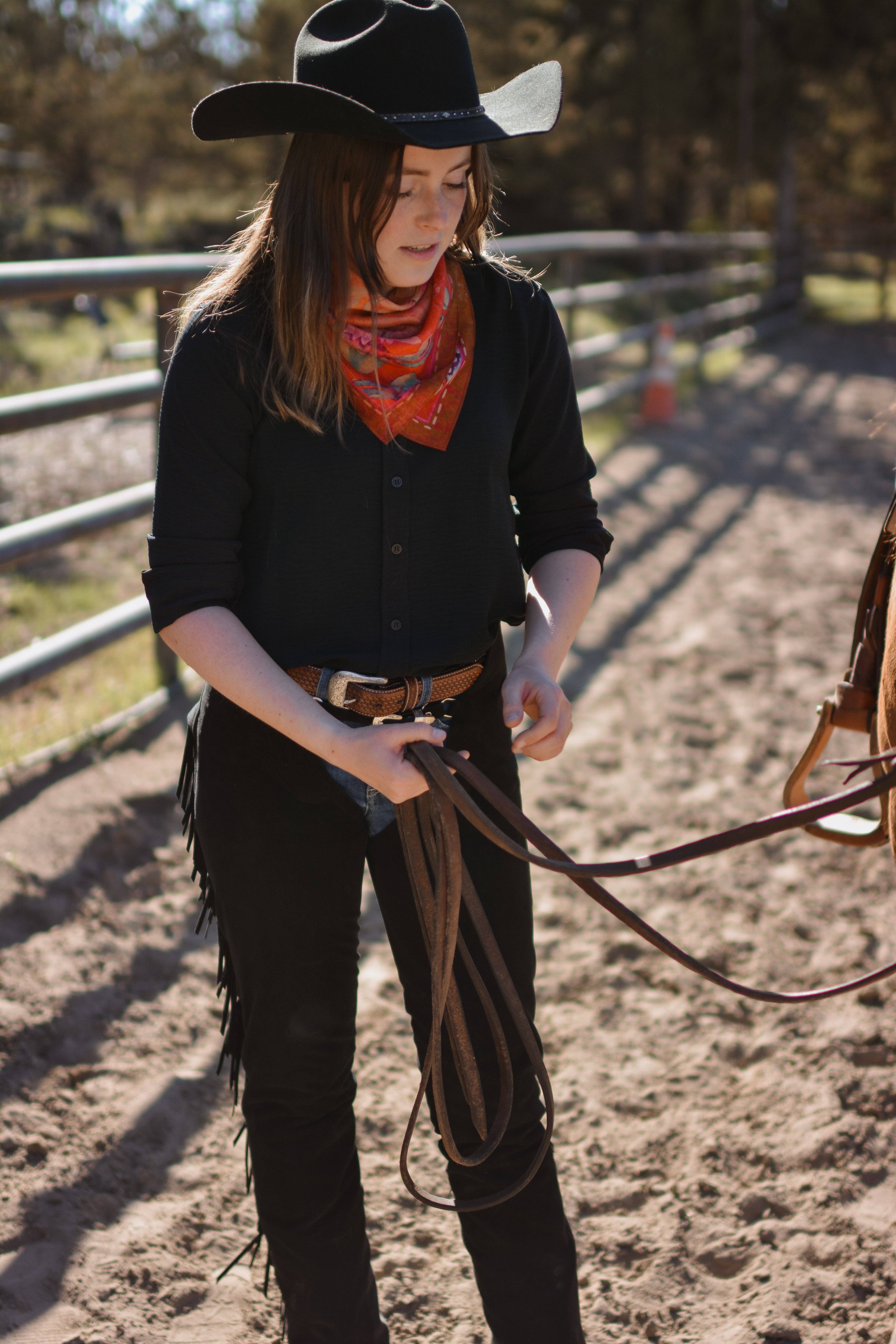 Tirzah Lane Art – wholesale Halsduk - Dam – Rost Rodeo Röd Blommig Silke Western Cowgirl Wild Rag Scarf3