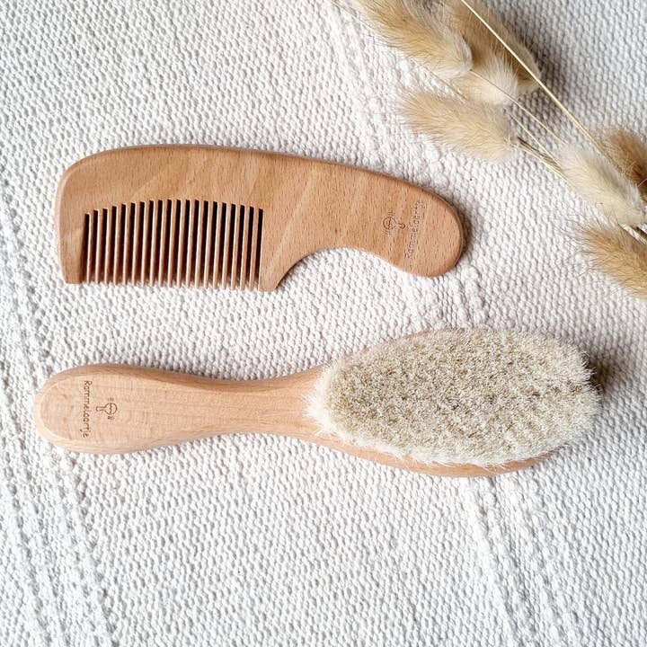Rammelaartje – wholesale Hårborste/kam - Barn och baby – Babyborste och kamsats i trä moderskapspresent