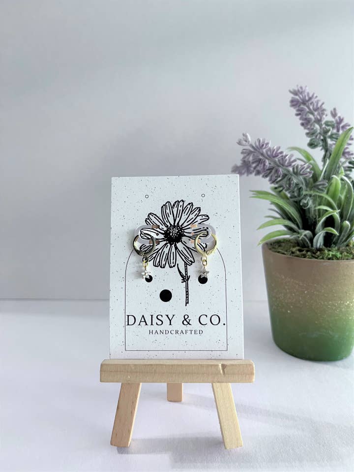 Cojín pequeño con forma de flor Goldie CZ para venta al por mayor de Daisy & Company