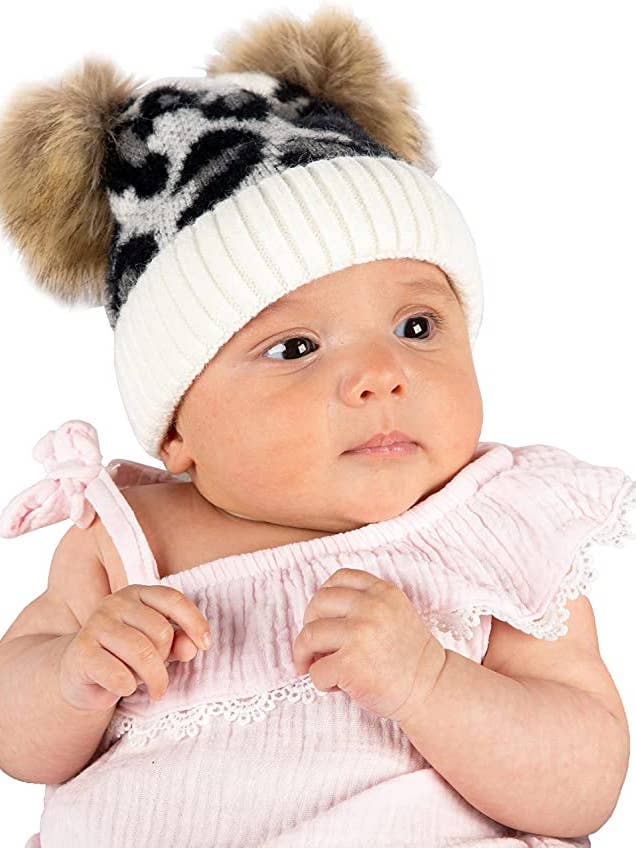 Bonnet à double pompon pour bébé (ivoire léopard) pour la vente par Funky Junque