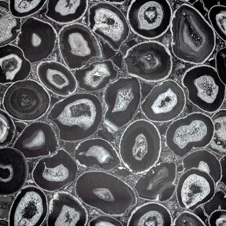 Papier peint en perles de verre géométriques Filo Stone de la collection Pepper pour la vente par Galerie Wallcoverings