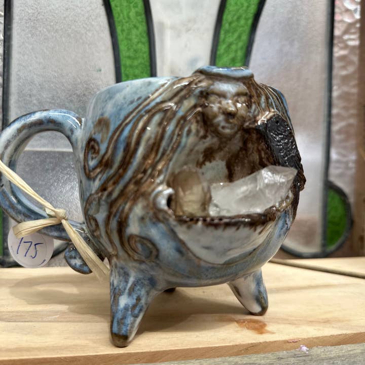 Carys Martin Ceramics - Wholesale Decorative Tabletop Object - Cauldron Crystal Cup – Raven Goddess with Quartz Point4