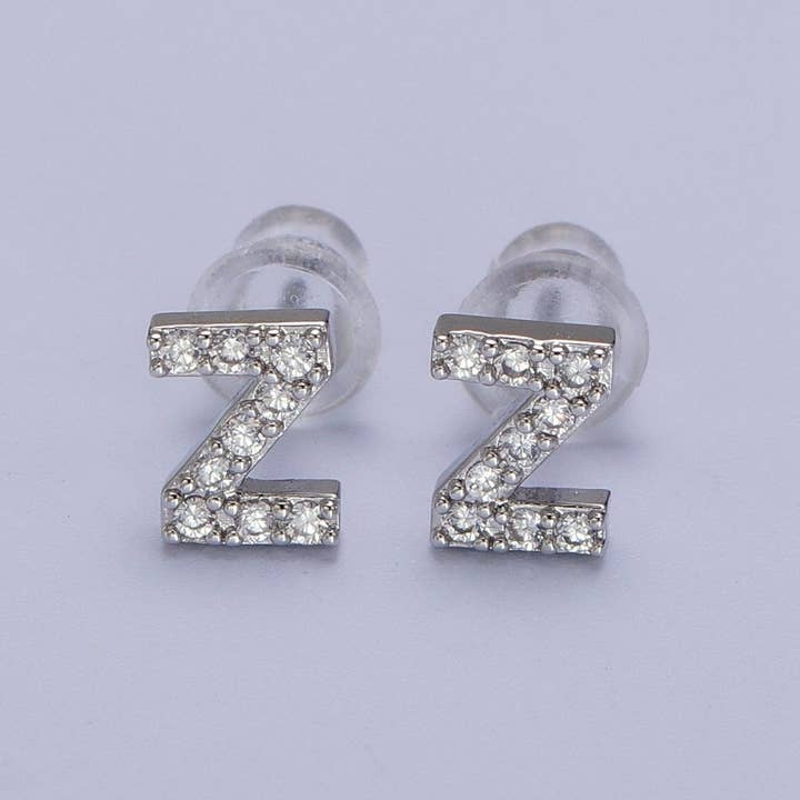 Aim Eternal – wholesale Solitärörhängen – Vitguldfyllda små initialbokstavsörhängen med diamant CZ i silver | AD-120-AD-14525