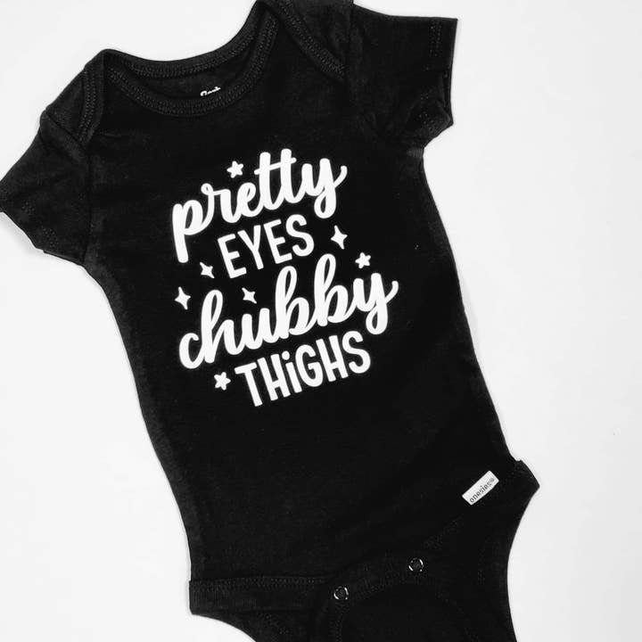 Graziosi occhi, cosce paffute, tutina per la vendita all'ingrosso da parte di Driftwood Market Wholesale