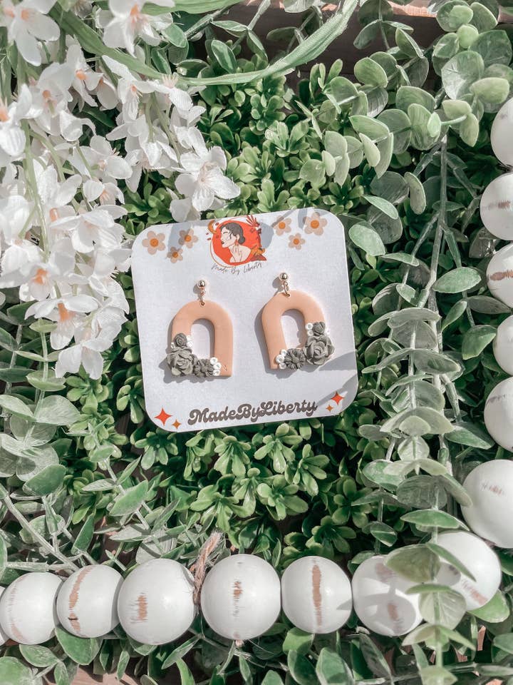 Boucle d'oreille en argile faite à la main pour la vente par MadeByLiberty