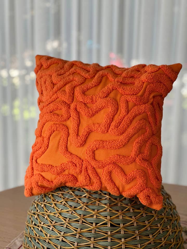 Copricuscino ricamato a mano con tecnica punch needle Groovy per la vendita all'ingrosso da parte di Honey Art and Nature