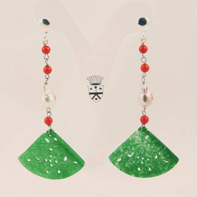 Orecchini in argento con giada Burma, perle e corallo per la vendita all'ingrosso da parte di Giulia Sorvillo di Serino