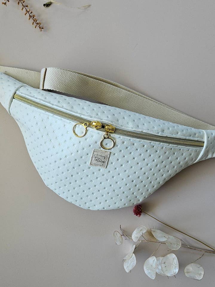 Bolsa de cintura em imitação de couro branco com strass por atacado de Atelier Tatice