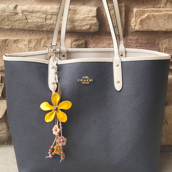 Sunflower Handmade leather inc - Vendita all'ingrosso Portachiavi - Donna - Portachiavi a forma di fiore in pelle, portachiavi, ciondolo da borsa5