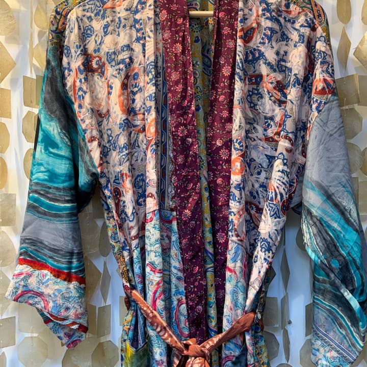 Kimono en patchwork de soie – Vagues bleues pour la vente par Muno