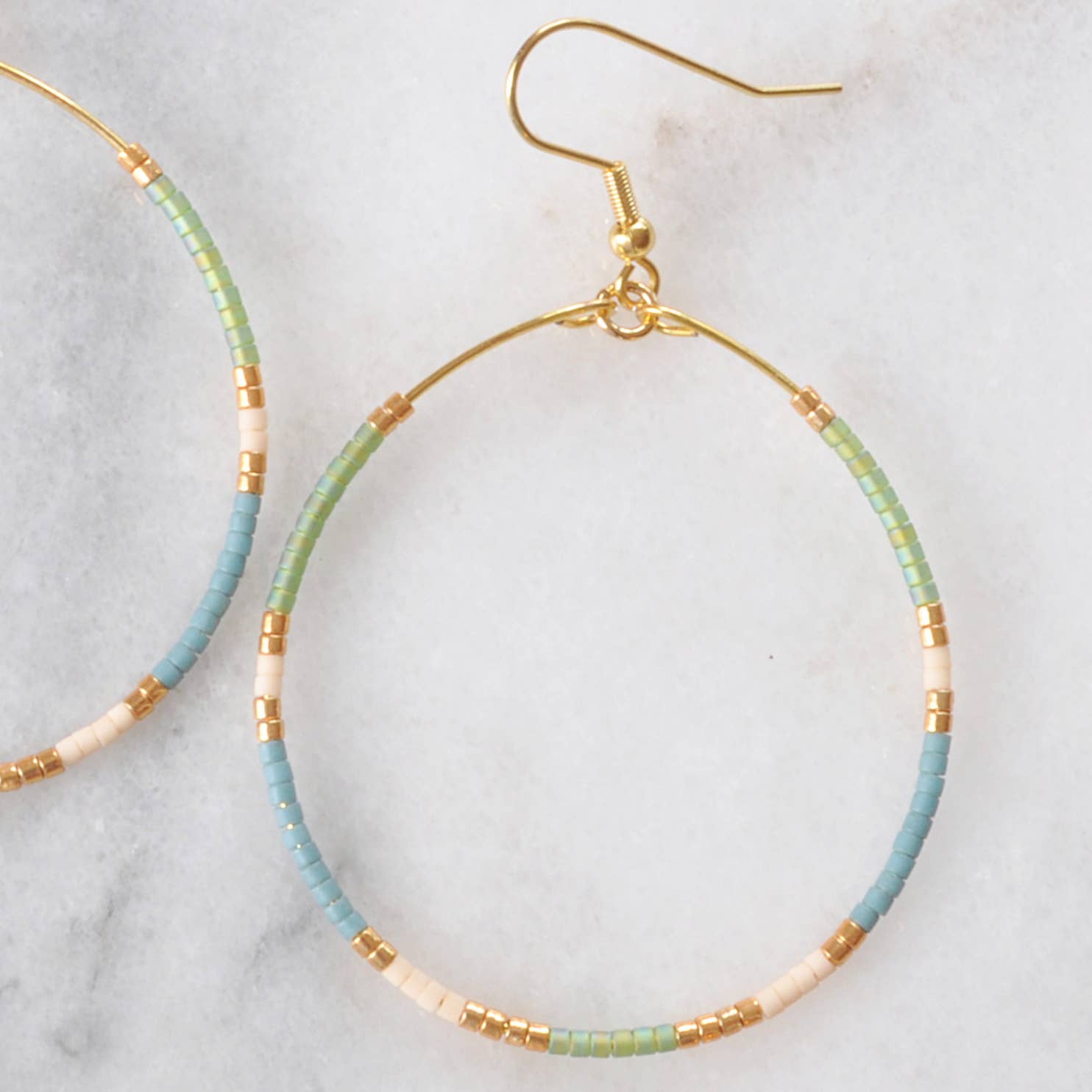 Libby & Smee – wholesale Hängande örhängen – Stora guldpärlformade dinglande hoopörhängen8