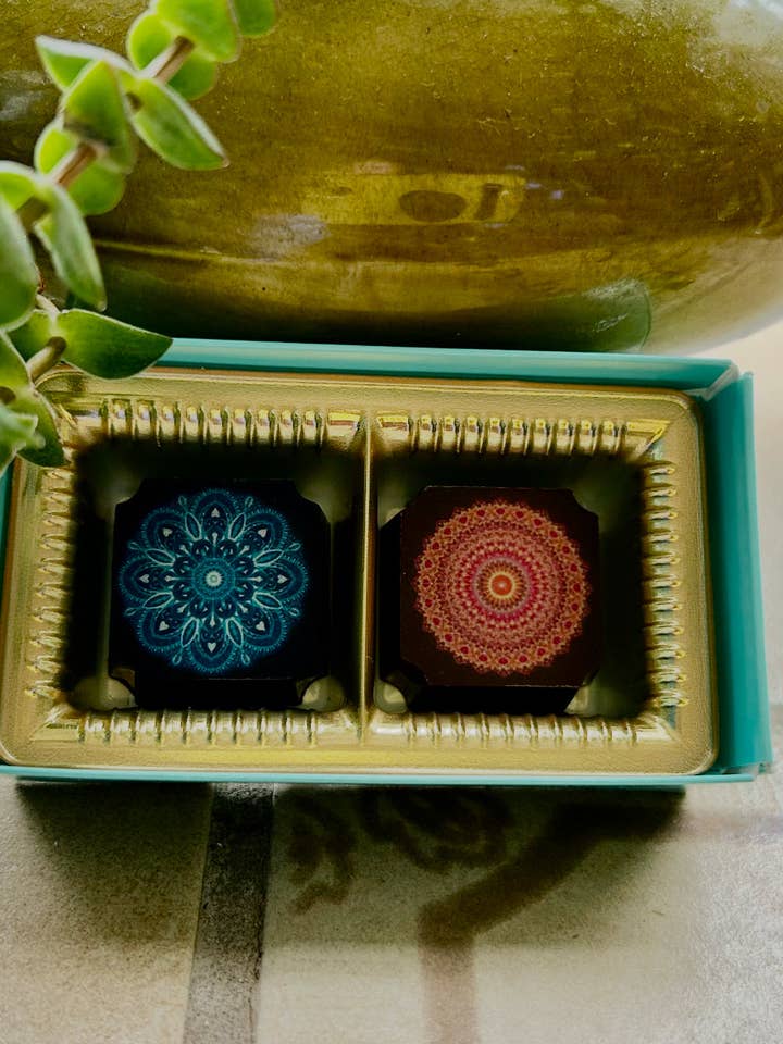 Boîte de 2 bonbons pour la vente par Lerato Luxe Artisan Chocolate