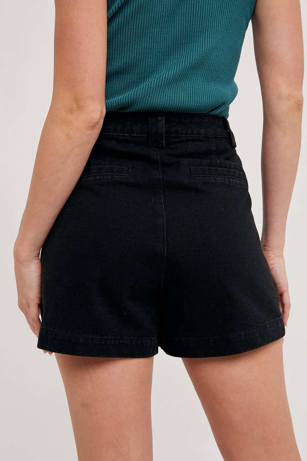 Bluivy - Venta al por mayor Falda pantalón - Mujer - PANTALONES CORTOS DE MEZCLILLA CON PLIEGUES EN LA PARTE DELANTERA3